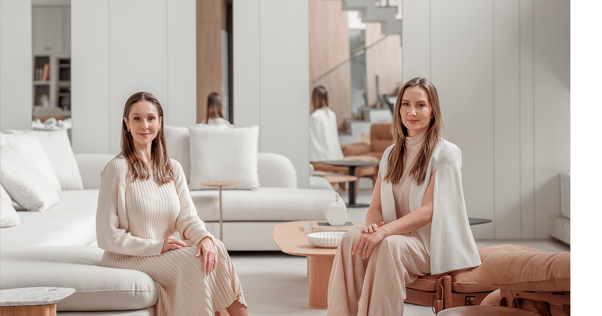 Cíntia Brand e Marina Boeing em um living projetado pelo escritório